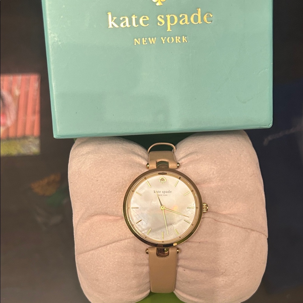 kate spade gold-tone watch with beige strap and mother-of-pearl dial - Picture 4 of 6